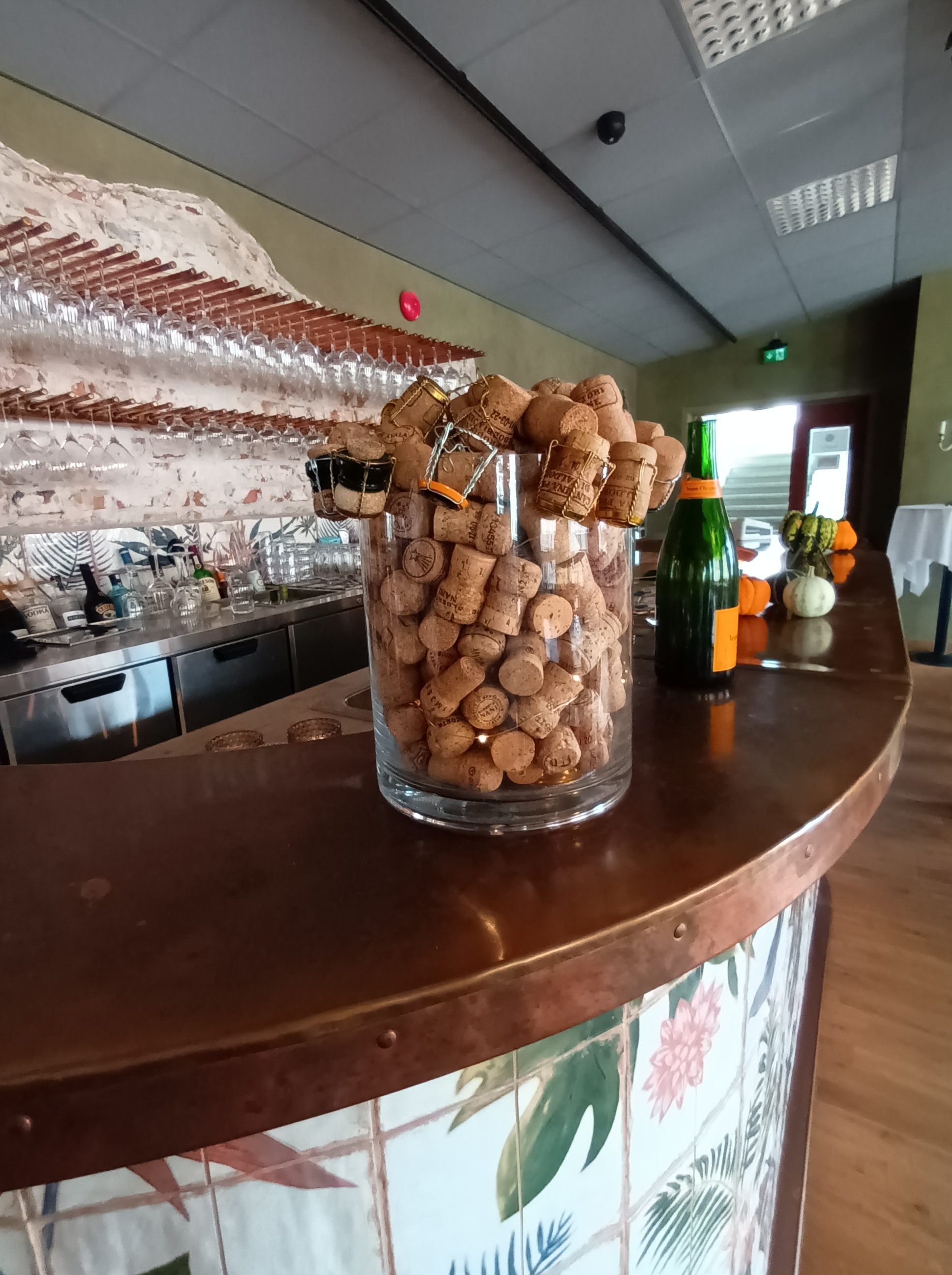 Korkar sorterade i glasvas på bardisk